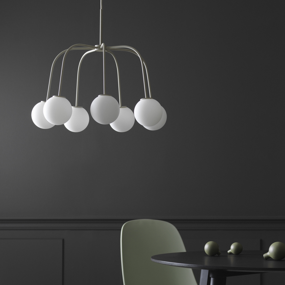 Waterfall Ø50 Beige suspension De CO Bankeryd - Waterfall est un plafonnier élégant qui crée un contraste expressif avec ses tubes métalliques étroits et son verre opale rond.