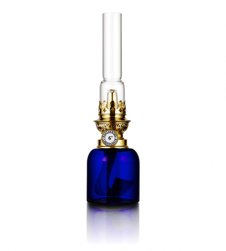 Koholmen Bleu foncé De Karlskrona lampfabrik - La lampe du conducteur de train &ndash; comme on l'appelait &agrave; l'origine &ndash; est une petite lampe de remplacement pour la cabine du conducteur de train, qui est maintenant produite en trois tailles et diff&eacute;rentes couleurs et est devenue un classique populaire.