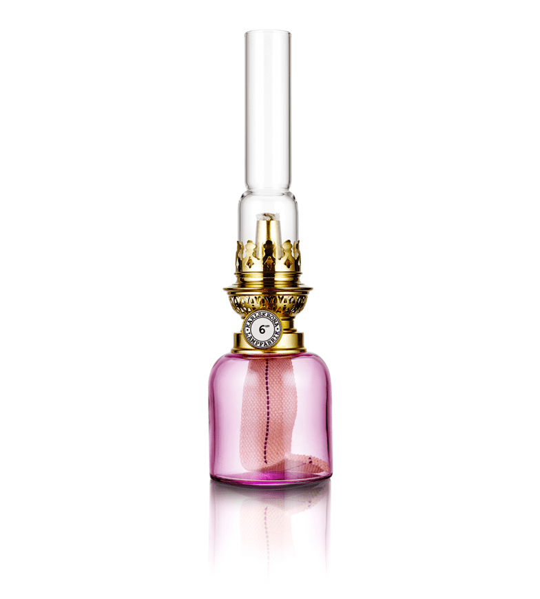 Koholmen Rose De Karlskrona lampfabrik - La lampe du conducteur de train &ndash; comme on l'appelait &agrave; l'origine &ndash; est une petite lampe de remplacement pour la cabine du conducteur de train, qui est d&eacute;sormais disponible en trois tailles et diff&eacute;rentes couleurs et est devenue l'un de nos classiques les plus populaires.
