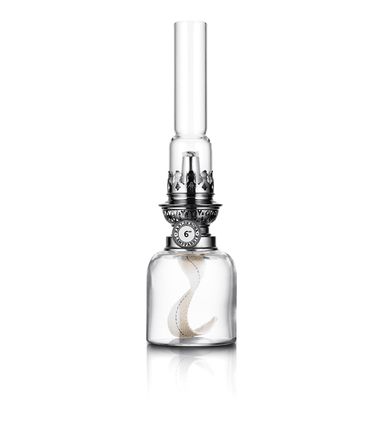 Koholmen Transparent/chromé De Karlskrona lampfabrik - La lampe du conducteur de train &ndash; comme on l'appelait &agrave; l'origine &ndash; est une petite lampe de remplacement pour la cabine du conducteur de train, qui est d&eacute;sormais disponible en trois tailles et diff&eacute;rentes couleurs et est devenue l'un de nos classiques les plus populaires.