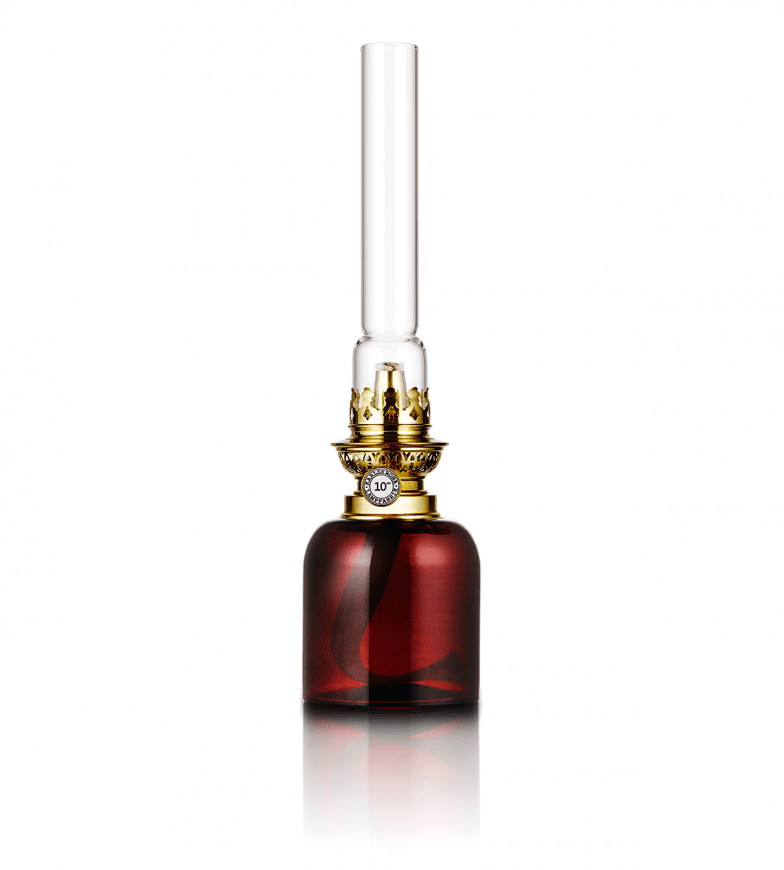 Skeppsholmen Bordeaux De Karlskrona lampfabrik - La lampe du conducteur de train &ndash; comme on l'appelait &agrave; l'origine &ndash; est une petite lampe de remplacement pour la cabine du conducteur de train, qui est d&eacute;sormais disponible en trois tailles et diff&eacute;rentes couleurs et est devenue l'un de nos classiques les plus populaires.