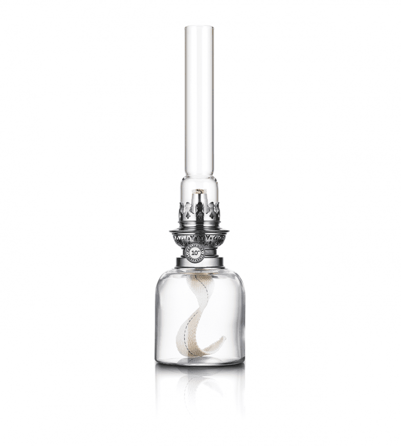 Skeppsholmen Transparent/chromé De Karlskrona lampfabrik - La lampe du conducteur de train &ndash; comme on l'appelait &agrave; l'origine &ndash; est une petite lampe de remplacement pour la cabine du conducteur de train, qui est d&eacute;sormais disponible en trois tailles et diff&eacute;rentes couleurs et est devenue l'un de nos classiques les plus populaires.