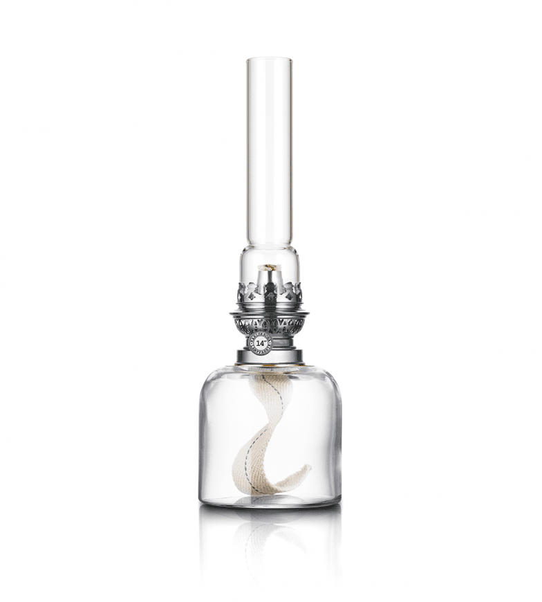 Kungsholmen Transparent De Karlskrona lampfabrik - La lampe du conducteur de train &ndash; comme on l'appelait &agrave; l'origine &ndash; est une petite lampe de remplacement pour la cabine du conducteur de train, qui est d&eacute;sormais disponible en trois tailles et diff&eacute;rentes couleurs et est devenue l'un de nos classiques les plus populaires.