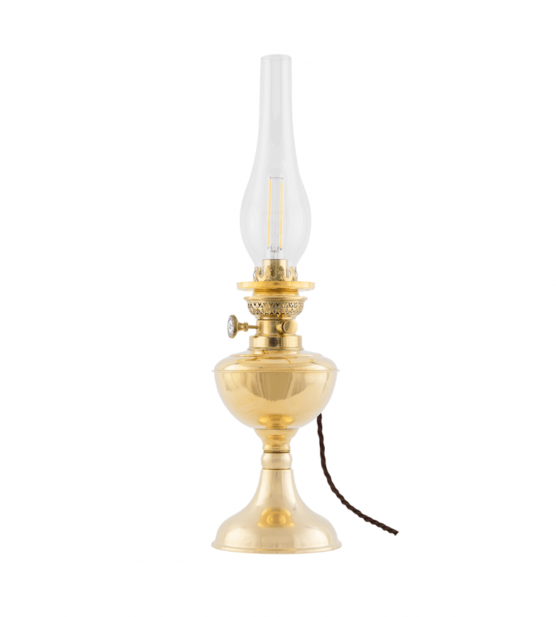 Arnö Elec 70 Laiton De Karlskrona lampfabrik - Une lampe &agrave; p&eacute;trole classique mont&eacute;e &eacute;lectriquement avec un bo&icirc;tier &agrave; huile en laiton, particuli&egrave;rement adapt&eacute;e aux environnements marins.