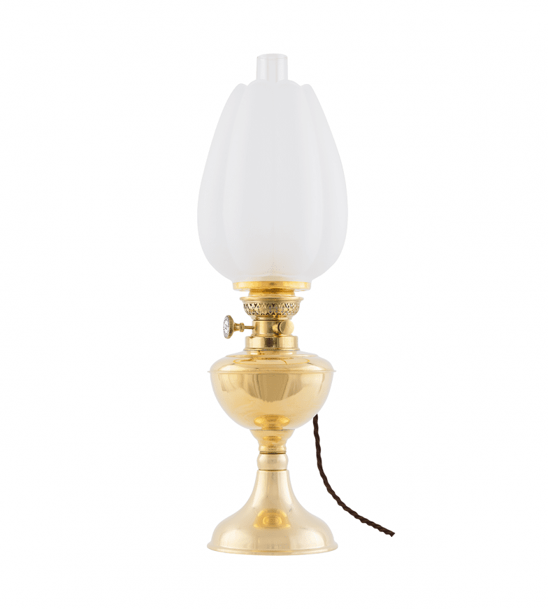 Arnö Elec 70 Laiton De Karlskrona lampfabrik - Une lampe &agrave; p&eacute;trole classique mont&eacute;e &eacute;lectriquement avec un bo&icirc;tier &agrave; huile en laiton, particuli&egrave;rement adapt&eacute;e aux environnements marins.