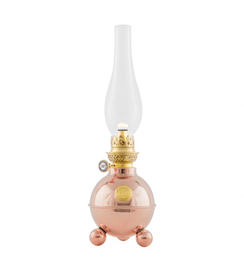 Dragsö Cuivre De Karlskrona lampfabrik - Cette lampe &agrave; p&eacute;trole avec son bo&icirc;tier &agrave; huile sph&eacute;rique caract&eacute;ristique sur trois pieds sph&eacute;riques est un classique particuli&egrave;rement populaire pendant la p&eacute;riode de No&euml;l.