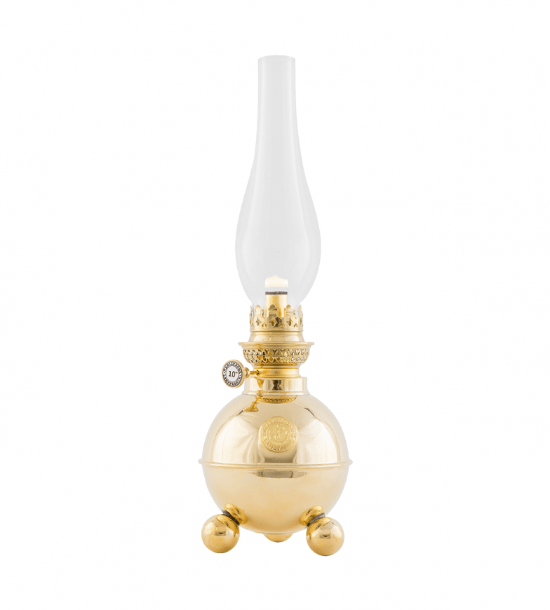 Dragsö Laiton De Karlskrona lampfabrik - Cette lampe &agrave; p&eacute;trole avec son bo&icirc;tier &agrave; huile sph&eacute;rique caract&eacute;ristique sur trois pieds sph&eacute;riques est un classique particuli&egrave;rement populaire pendant la p&eacute;riode de No&euml;l.