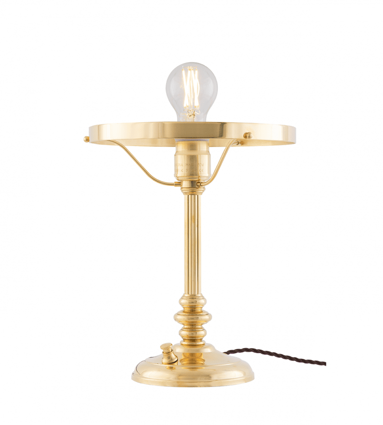 Karlfeldt Laiton De Karlskrona lampfabrik - Karlfeldt &auml;r en klassisk skrivbordslampa som har sitt formm&auml;ssiga ursprung i de tidiga 1800-talets Sinumbralampor &ndash; ett smalt mittstag med formen av en antik kannelerad pelare som b&auml;r upp en rotationssymmetriskt formad glaskupa.