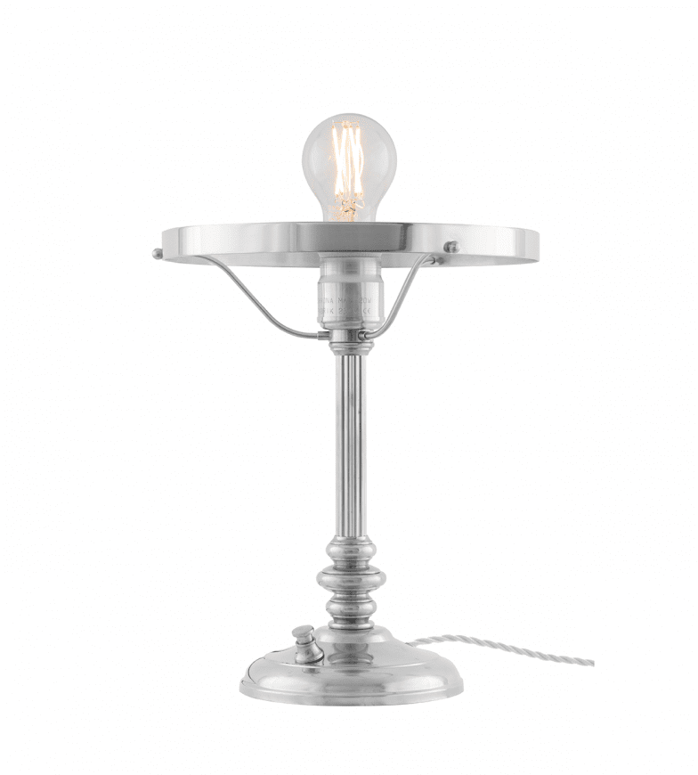 Karlfeldt Nickel De Karlskrona lampfabrik - Karlfeldt &auml;r en klassisk skrivbordslampa som har sitt formm&auml;ssiga ursprung i de tidiga 1800-talets Sinumbralampor &ndash; ett smalt mittstag med formen av en antik kannelerad pelare som b&auml;r upp en rotationssymmetriskt formad glaskupa.