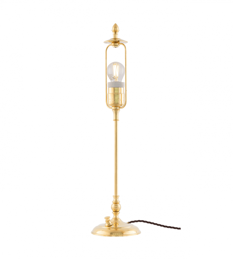 Ankarcrona Laiton De Karlskrona lampfabrik - Lampsk&auml;rmen h&aring;lls upp av en m&auml;ssingslyra, vilket ger ett gedignare k&auml;nsla &auml;n sk&auml;rmar med fasta vitlackerade lyror.