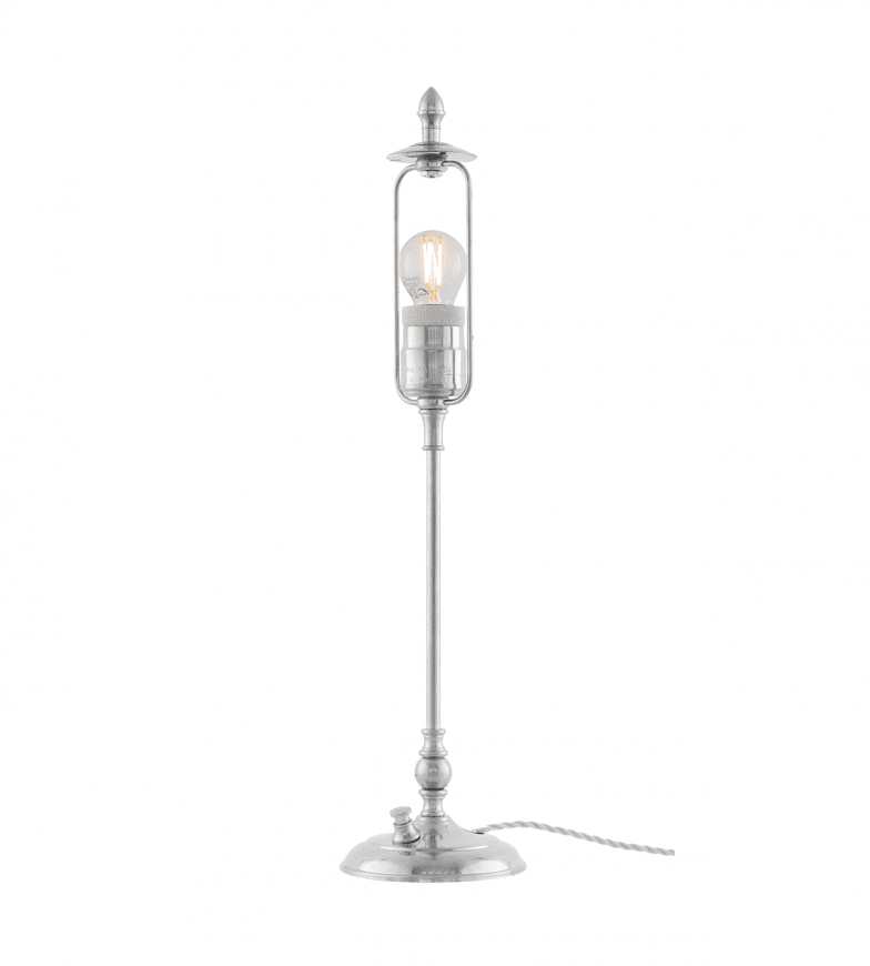 Ankarcrona Nickel De Karlskrona lampfabrik - Lampsk&auml;rmen h&aring;lls upp av en m&auml;ssingslyra, vilket ger ett gedignare k&auml;nsla &auml;n sk&auml;rmar med fasta vitlackerade lyror.