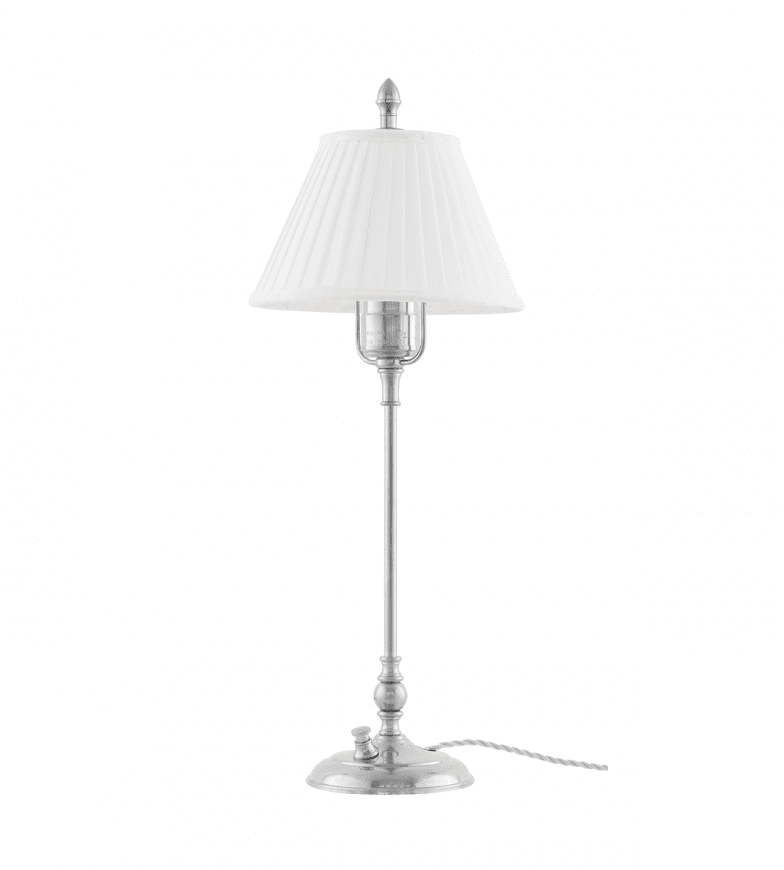 Ankarcrona Nickel De Karlskrona lampfabrik - Lampsk&auml;rmen h&aring;lls upp av en m&auml;ssingslyra, vilket ger ett gedignare k&auml;nsla &auml;n sk&auml;rmar med fasta vitlackerade lyror.