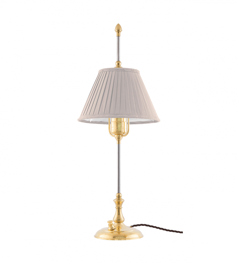 Kellgren Laiton De Karlskrona lampfabrik - Kellgren har sin f&ouml;rebild i det tidiga 1800-talets lampor d&auml;r sk&auml;rmen gick att justera f&ouml;r att f&ouml;lja vaxljusets l&auml;ngd allteftersom det brann ner.