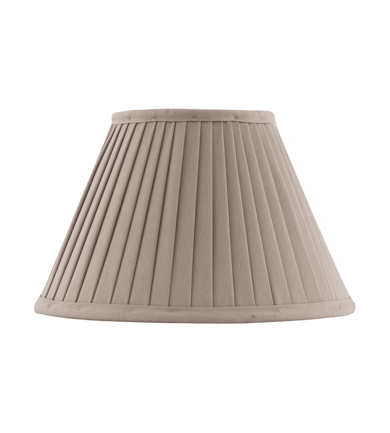 Fabric Lamp Shade 200 Beige De Karlskrona lampfabrik - Douille de lampe avec filetage ou dans la virole en laiton incluse dans les lampes de table et de sol de Karlskrona Lampfabrik.