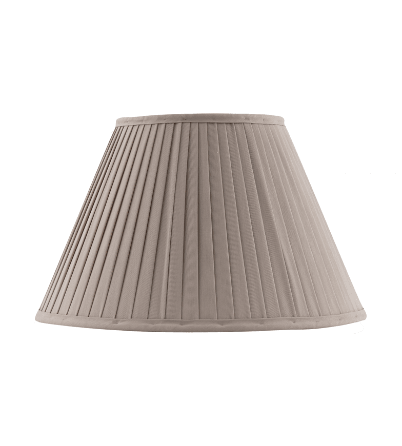 Fabric Lamp Shade 300 Beige De Karlskrona lampfabrik - Douille filetée ou dans la virole en laiton fournie avec nos lampes de table et de sol.