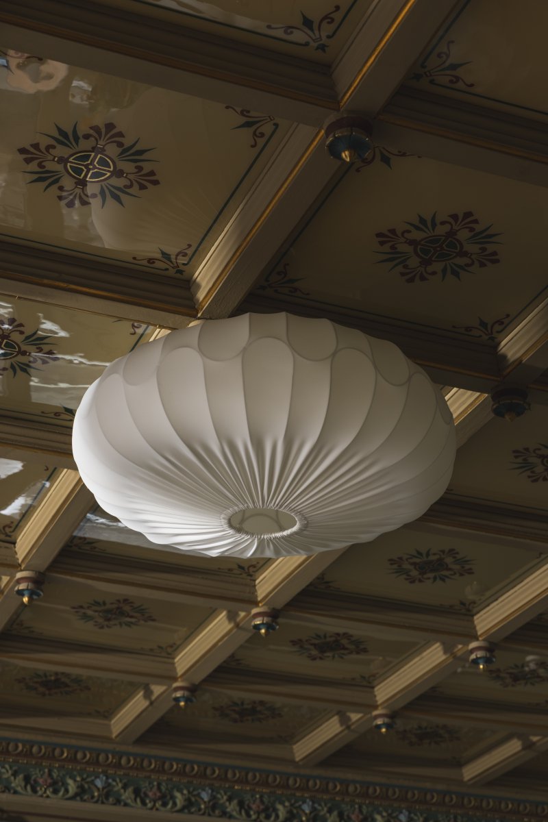 Bladverk Ø70 Blanc plafonnier De Globen Lighting - Confectionn&eacute; en tissu de coton extensible, Bladverk diffuse une lumi&egrave;re chaleureuse et accueillante qui sublime l'atmosph&egrave;re de toute pi&egrave;ce.