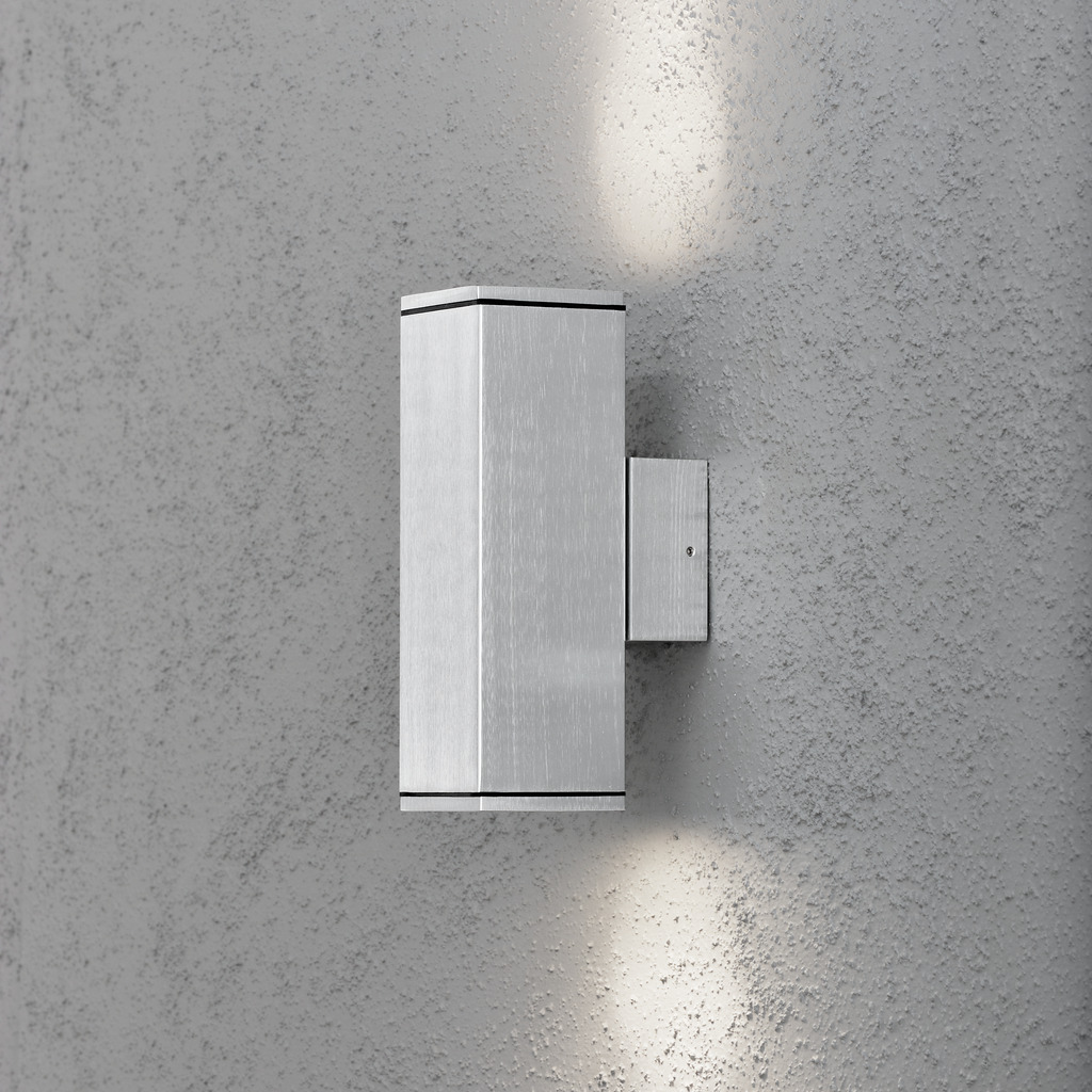 Monza Argent lampe d’extérieur De Konstsmide - Le design minimaliste et rectangulaire ajoute une touche sophistiquée et crée un beau jeu de lumière qui met en valeur la façade.
