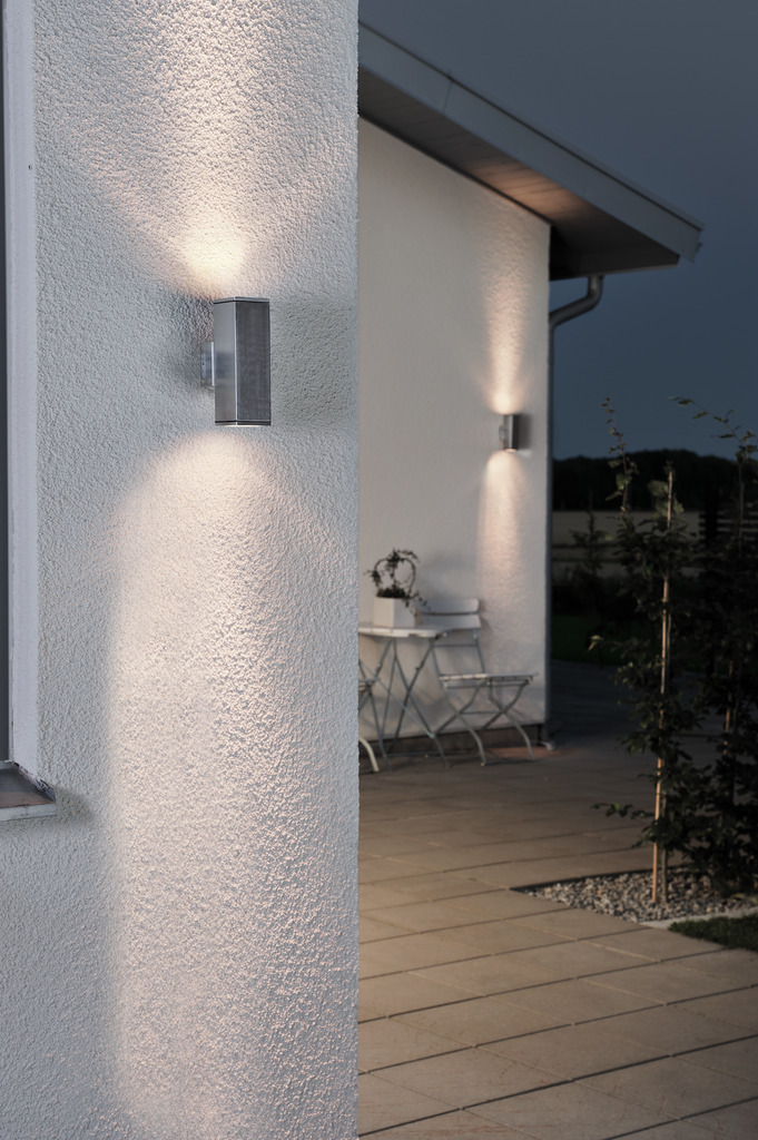Monza Argent lampe d’extérieur De Konstsmide - Le design minimaliste et rectangulaire ajoute une touche sophistiquée et crée un beau jeu de lumière qui met en valeur la façade.