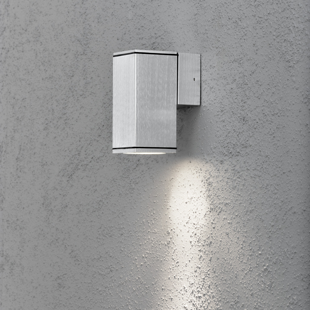 Monza Argent lampe d’extérieur De Konstsmide - La lampe dirige la lumière vers le bas et crée une lueur douce et agréable qui offre sécurité et élégance dans les espaces extérieurs.