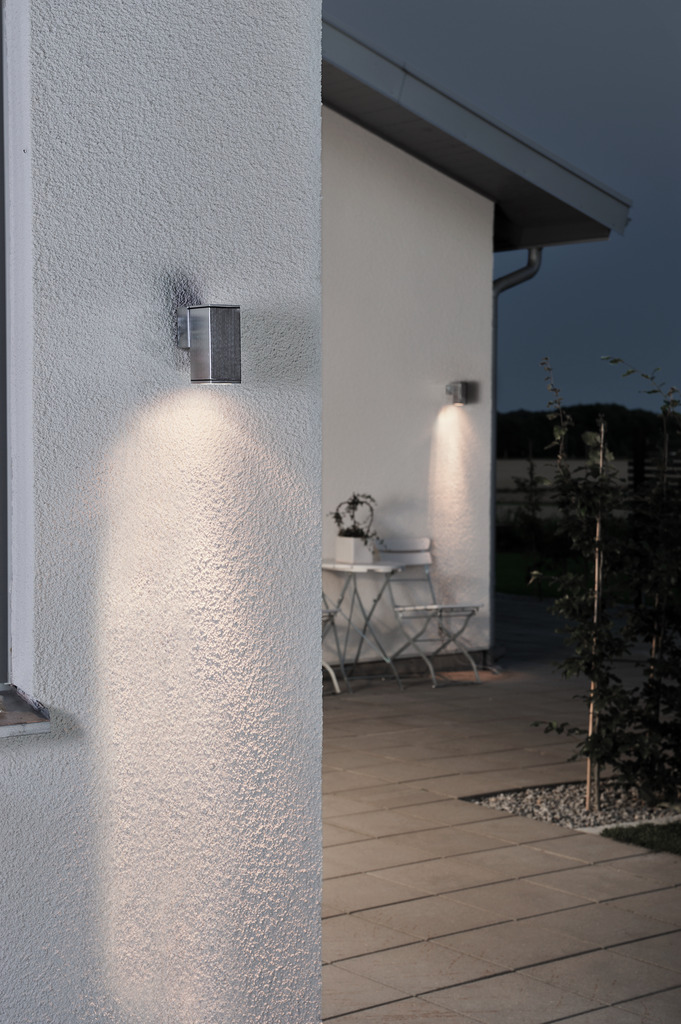 Monza Argent lampe d’extérieur De Konstsmide - La lampe dirige la lumière vers le bas et crée une lueur douce et agréable qui offre sécurité et élégance dans les espaces extérieurs.