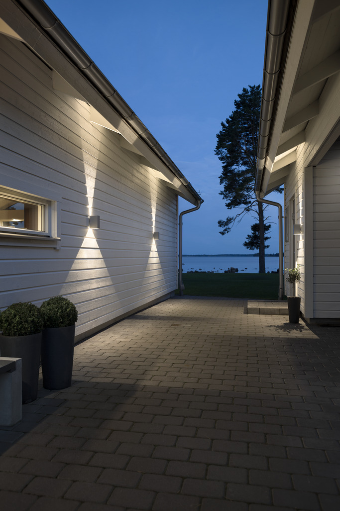 Cremona Gris lampe d’extérieur De Konstsmide - Grâce à des matériaux durables et de haute qualité, cette lampe est à la fois belle et résistante aux intempéries – un investissement idéal dans un style et une fonctionnalité durables.
