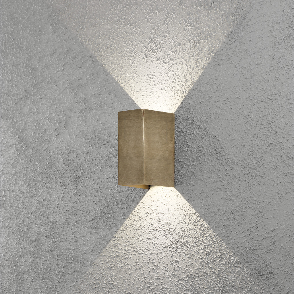 Cremona Laiton lampe d’extérieur De Konstsmide - Grâce à des matériaux durables et de haute qualité, cette lampe est à la fois belle et résistante aux intempéries – un investissement idéal dans un style et une fonctionnalité durables.