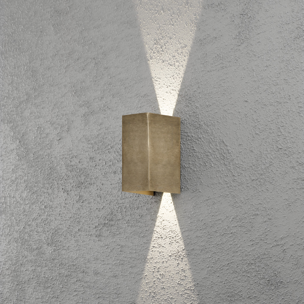 Cremona Laiton lampe d’extérieur De Konstsmide - Grâce à des matériaux durables et de haute qualité, cette lampe est à la fois belle et résistante aux intempéries – un investissement idéal dans un style et une fonctionnalité durables.