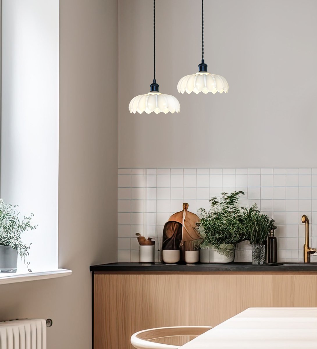 Sofia Ø25 Noir et blanc lampe de fenêtre De Aneta Lighting - Elle crée un point lumineux décoratif à la fenêtre et contribue à une atmosphère chaleureuse et accueillante.