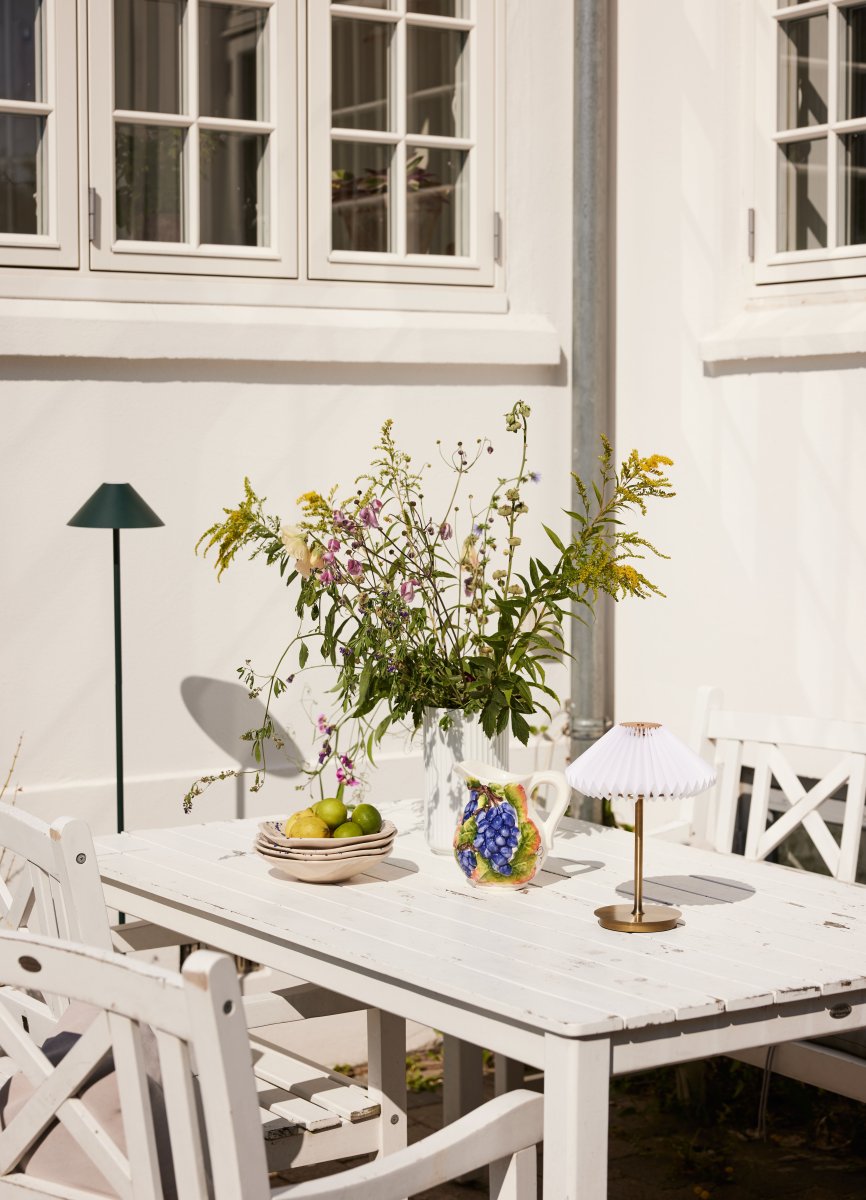 Hygge 1 134cm Vert lampadaire De Halo Design - sur le balcon ou la terrasse pour une lumi&egrave;re agr&eacute;able tout en profitant des derni&egrave;res soir&eacute;es de fin d'&eacute;t&eacute; &agrave; ciel ouvert - et quand il commence &agrave; pleuvoir, m&ecirc;me avec de l'eau.