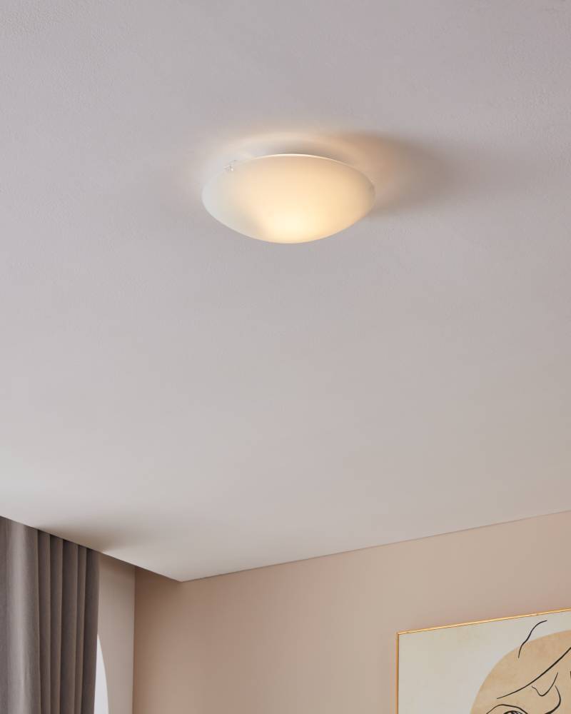 Mars Ø25 Blanc plafonnier De Eglo - Avec sa surface en verre lisse et dépoli, il émet une lumière douce et uniforme, ce qui le rend idéal pour les pièces où une atmosphère calme et détendue est souhaitée.