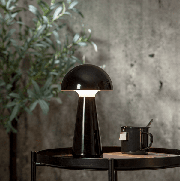 Mushroom 28cm Noir portable De Star Trading - Durée de combustion environ 5 heures à 100%, la charge complète de la lampe (à l'intérieur) prend 5 à 6 heures.