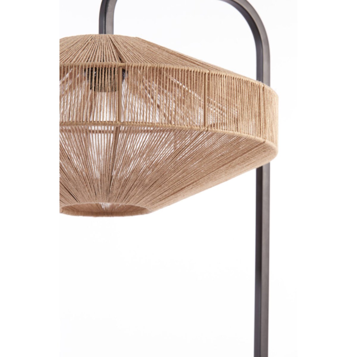 Lyra Nature lampadaire De Light & Living - Livré avec un câble noir, un interrupteur et une prise.