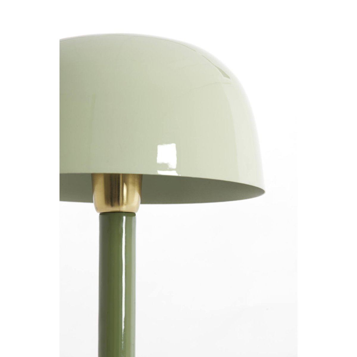 Marivet 37cm Vert lampe de table De Light & Living - Sa forme minimaliste et sa finition brillante lui conf&egrave;rent une allure moderne et &eacute;l&eacute;gante, en faisant un v&eacute;ritable atout d&eacute;coratif dans un salon, sur un bureau ou une table de chevet.