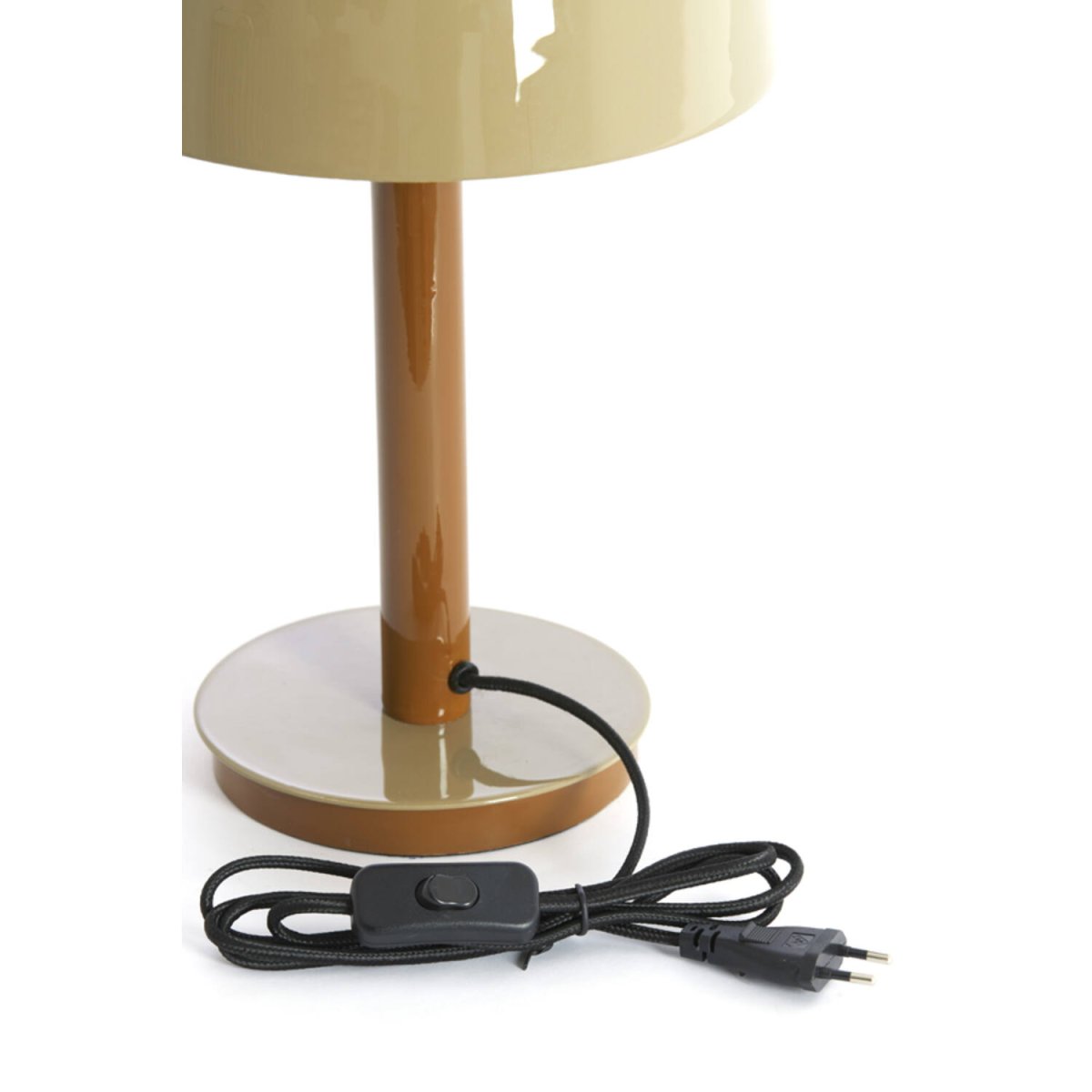 Marivet 37cm Brun lampe de table De Light & Living - Sa forme minimaliste et sa finition brillante lui conf&egrave;rent une allure moderne et &eacute;l&eacute;gante, en faisant un v&eacute;ritable atout d&eacute;coratif dans un salon, sur un bureau ou une table de chevet.