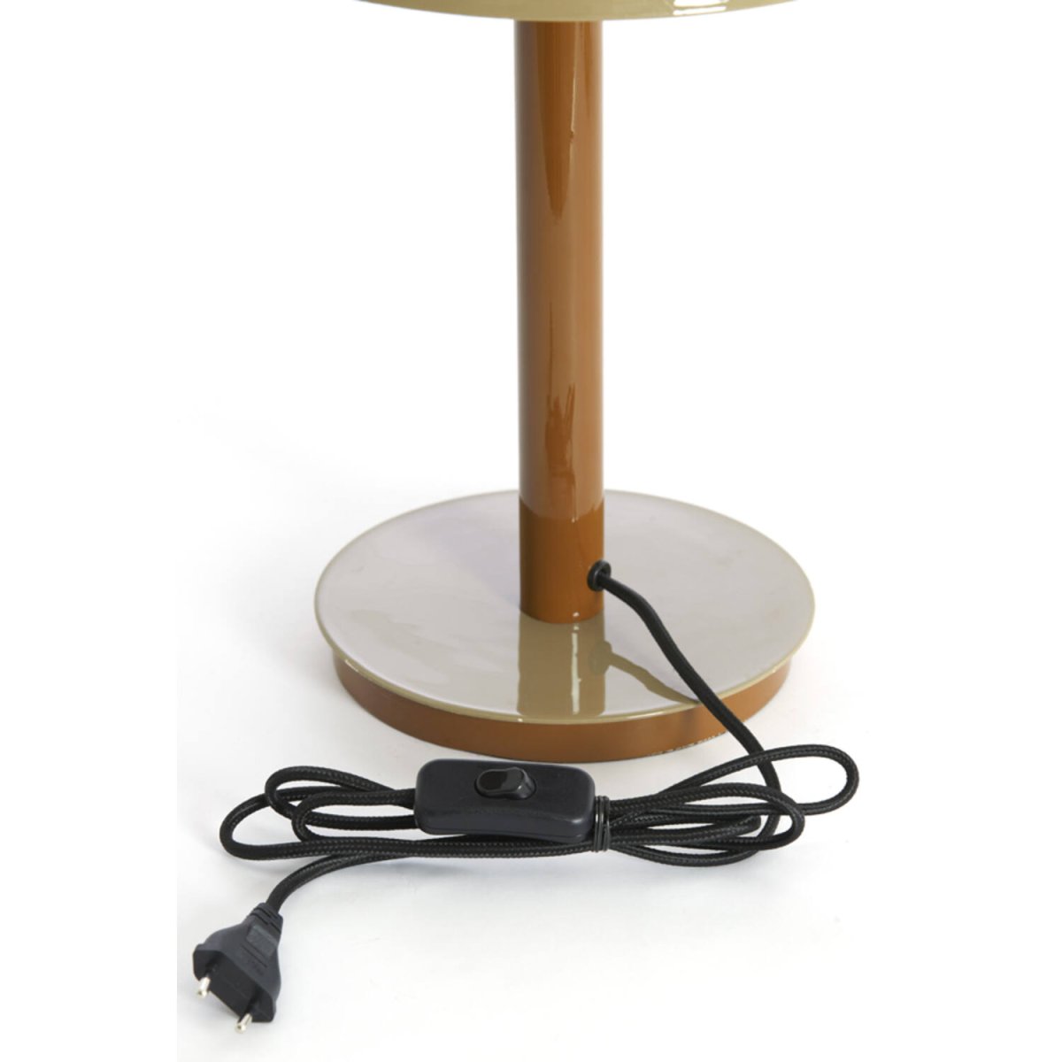 Marivet 48cm Brun lampe de table De Light & Living - Sa forme minimaliste et sa finition brillante lui conf&egrave;rent une allure moderne et &eacute;l&eacute;gante, en faisant un v&eacute;ritable atout d&eacute;coratif dans un salon, sur un bureau ou une table de chevet.