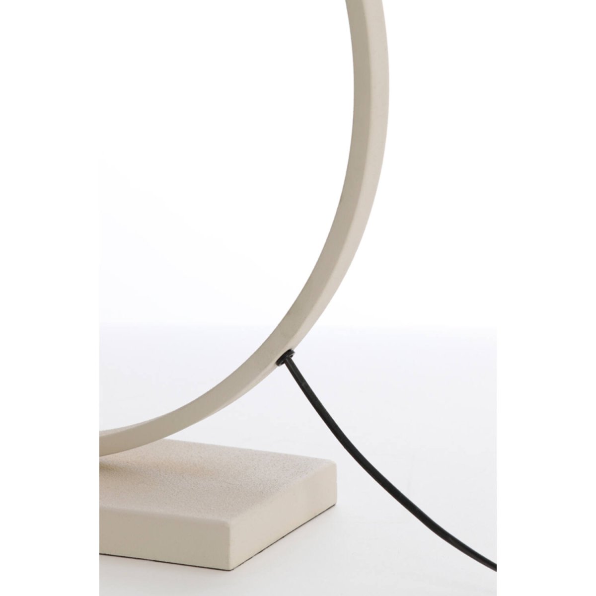 Liva 64cm Blanc crémeux pied de lampe De Light & Living - Câble noir, interrupteur et prise inclus.