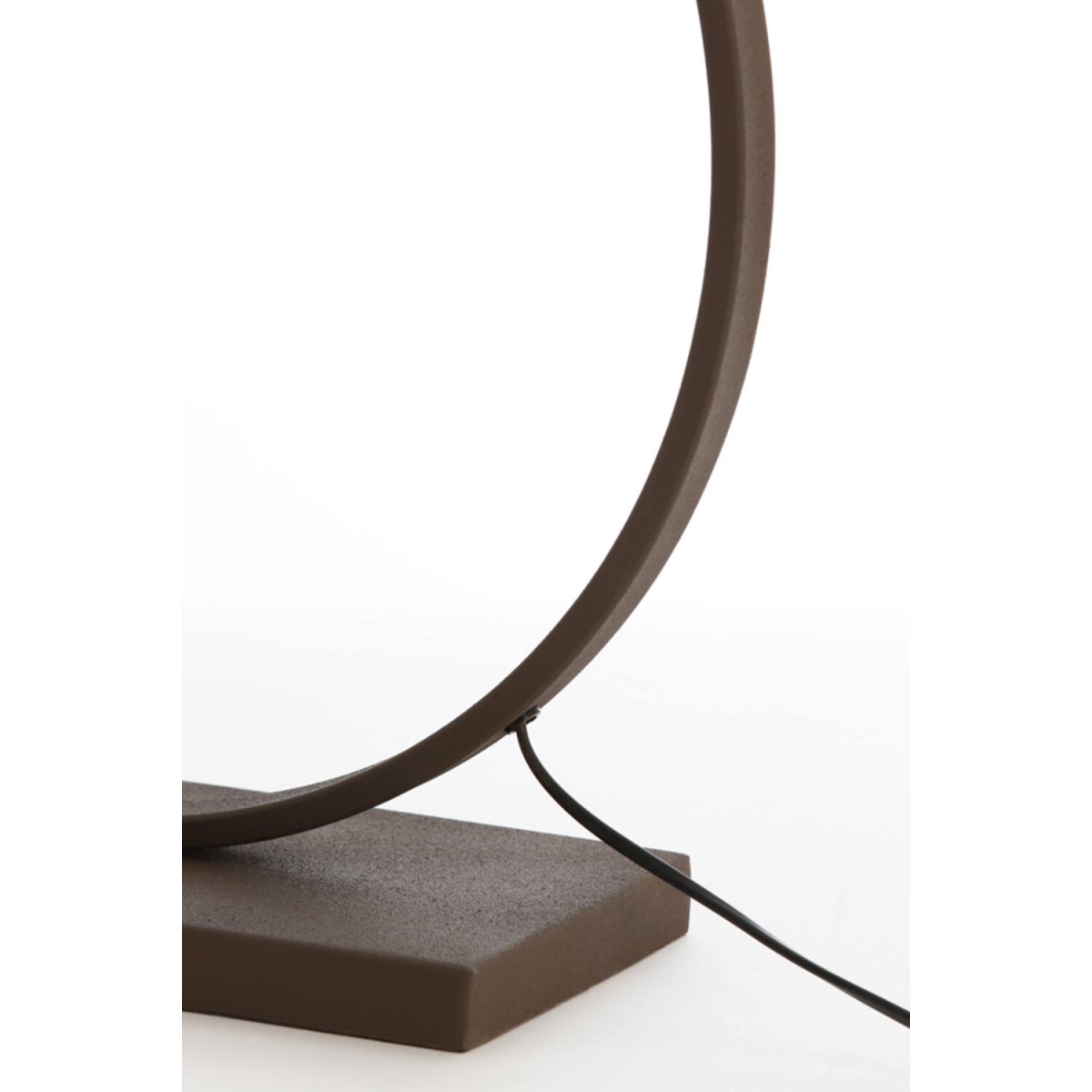 Liva 64cm Brun pied de lampe De Light & Living - Sa forme ronde et sa finition brune lui confèrent un style raffiné.