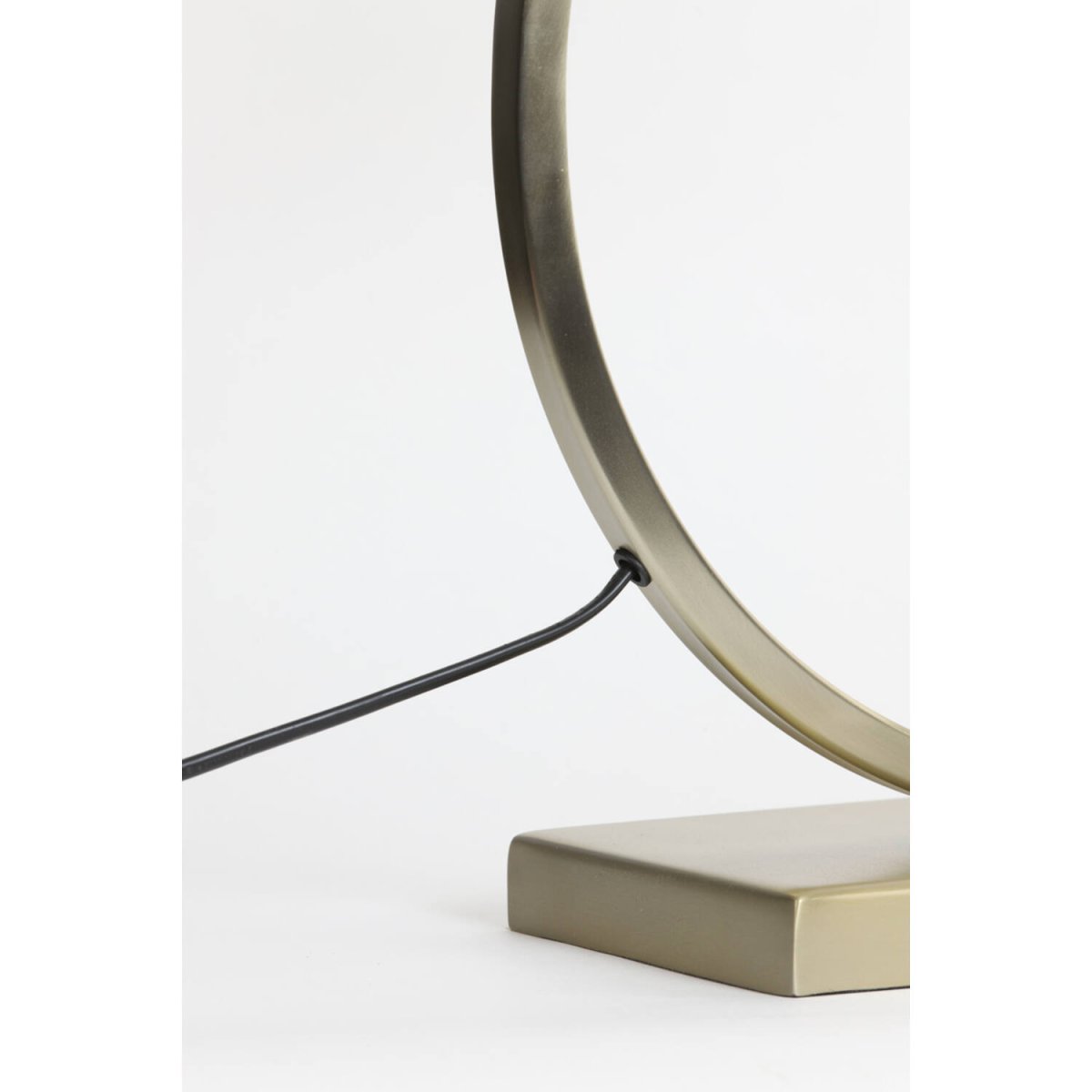 Liva 62cm Or pied de lampe De Light & Living - Son design rond et raffiné lui confère une allure sophistiquée et intemporelle, créant une ambiance luxueuse dans votre intérieur.