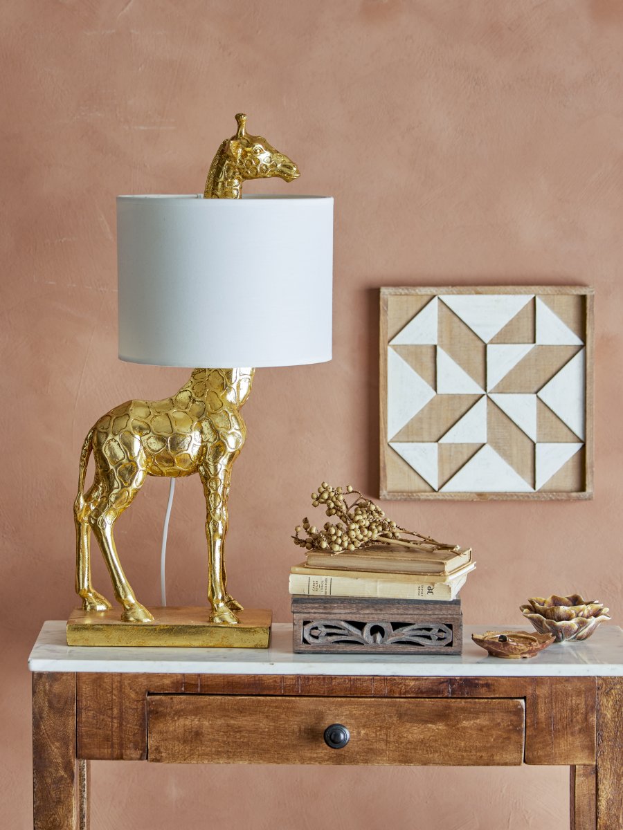 Silas 70cm Or lampe de table De Bloomingville - Avec sa hauteur impressionnante de 70 cm, elle peut aussi bien servir de lampe de table que de lampadaire, selon l'endroit o&ugrave; vous souhaitez attirer l'attention.