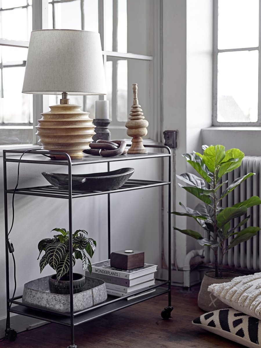 Svale 54cm Bois lampe de table De Bloomingville - Fabriqu&eacute;e en manguier massif, ses courbes naturelles cr&eacute;ent une expression vibrante et organique, faisant de chaque lampe une pi&egrave;ce de d&eacute;coration unique.