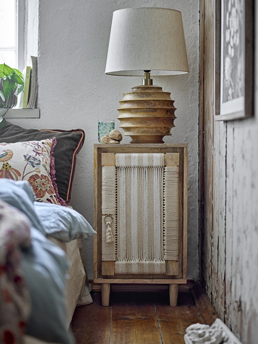 Svale 54cm Bois lampe de table De Bloomingville - Fabriqu&eacute;e en manguier massif, ses courbes naturelles cr&eacute;ent une expression vibrante et organique, faisant de chaque lampe une pi&egrave;ce de d&eacute;coration unique.