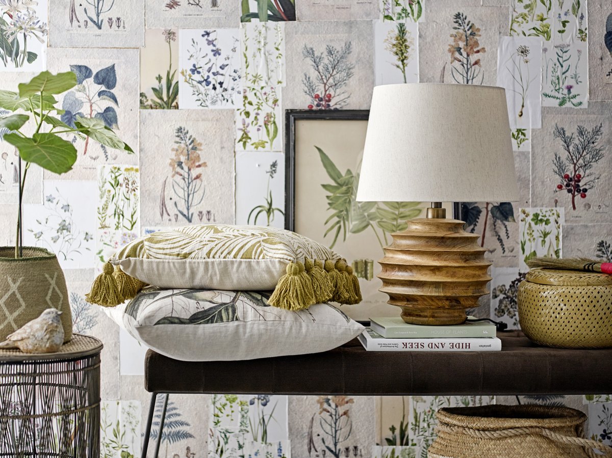 Svale 54cm Bois lampe de table De Bloomingville - Fabriqu&eacute;e en manguier massif, ses courbes naturelles cr&eacute;ent une expression vibrante et organique, faisant de chaque lampe une pi&egrave;ce de d&eacute;coration unique.