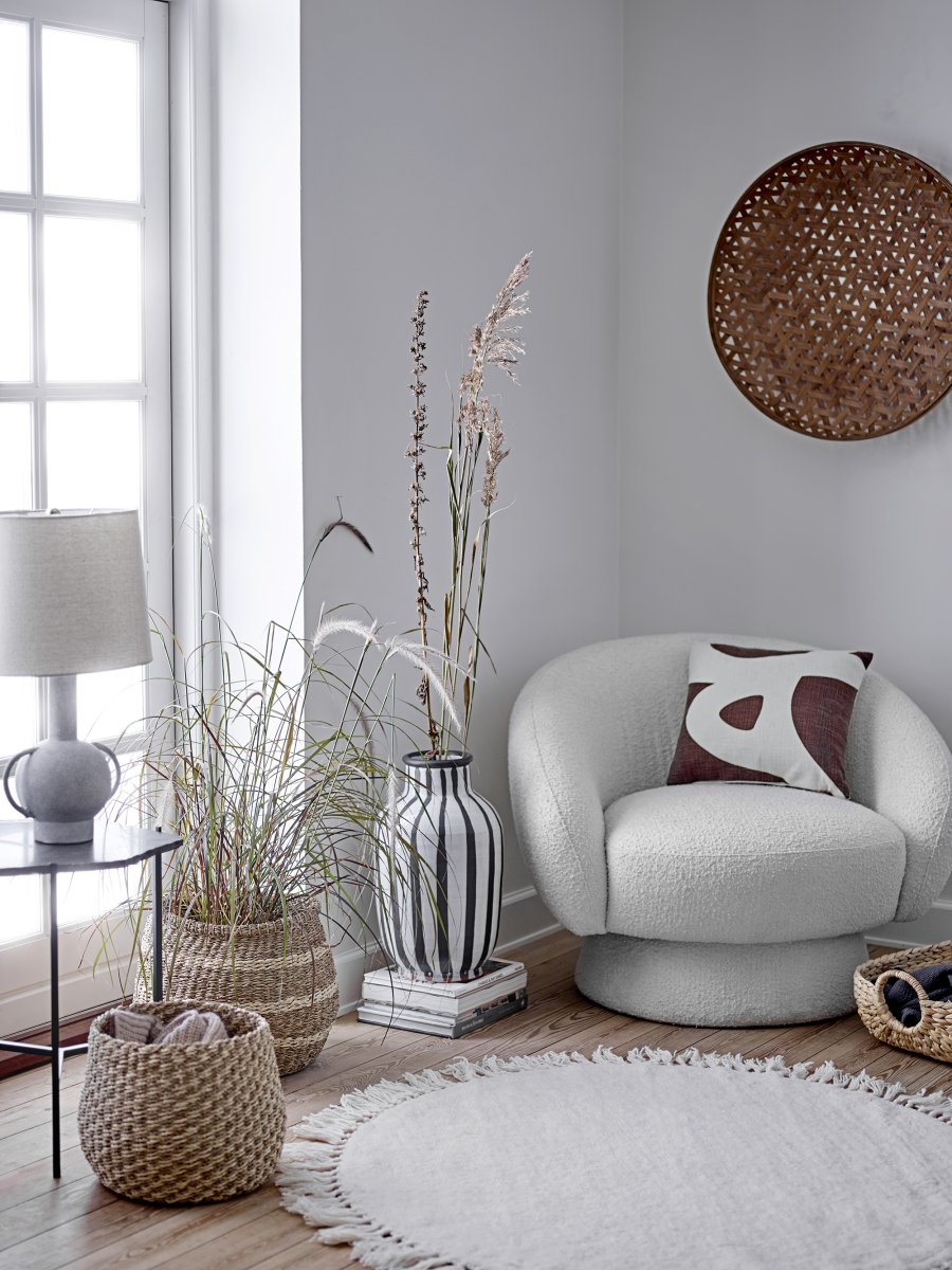 Kean 58cm Gris lampe de table De Bloomingville - La lampe de table Kean est une lampe polyvalente en terre cuite, &agrave; la forme nordique &eacute;l&eacute;gante et &agrave; la jolie teinte grise, qui s'int&egrave;gre parfaitement &agrave; la plupart des int&eacute;rieurs.