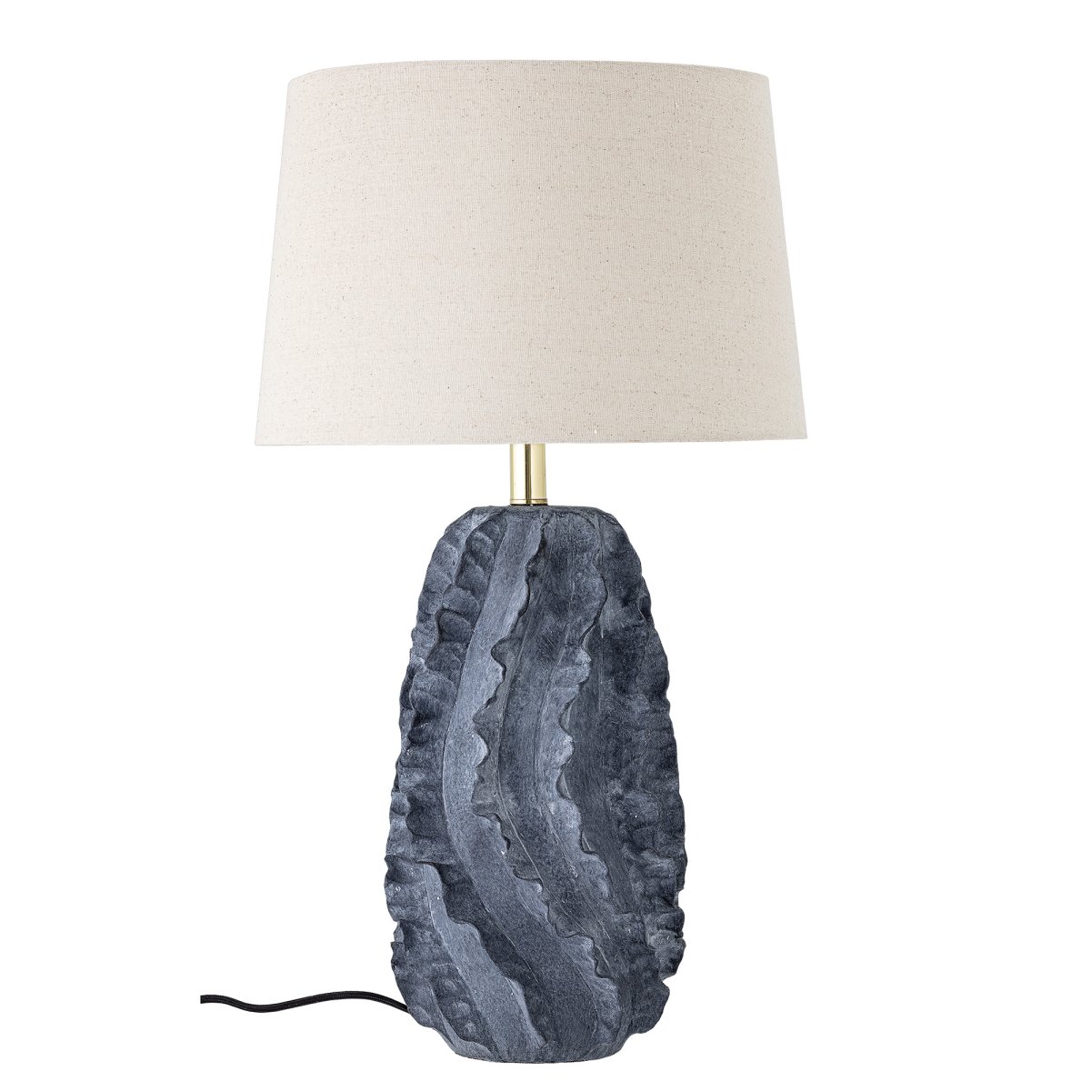 Natika 67cm Bleu lampe de table De Bloomingville - Fabriqu&eacute;e &agrave; la main, la lampe pr&eacute;sente des variations naturelles de couleur et de forme, rendant chaque pi&egrave;ce unique.
