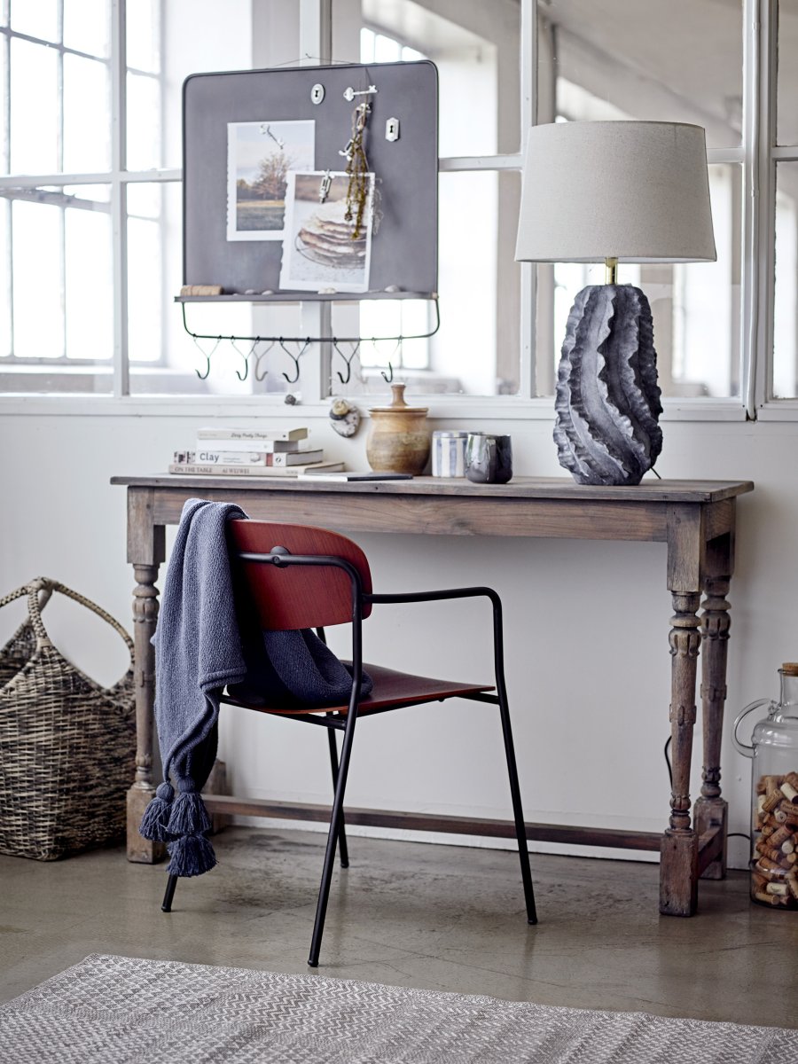 Natika 67cm Bleu lampe de table De Bloomingville - Fabriqu&eacute;e &agrave; la main, la lampe pr&eacute;sente des variations naturelles de couleur et de forme, rendant chaque pi&egrave;ce unique.