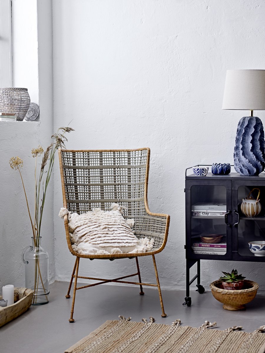 Natika 67cm Bleu lampe de table De Bloomingville - Fabriqu&eacute;e &agrave; la main, la lampe pr&eacute;sente des variations naturelles de couleur et de forme, rendant chaque pi&egrave;ce unique.