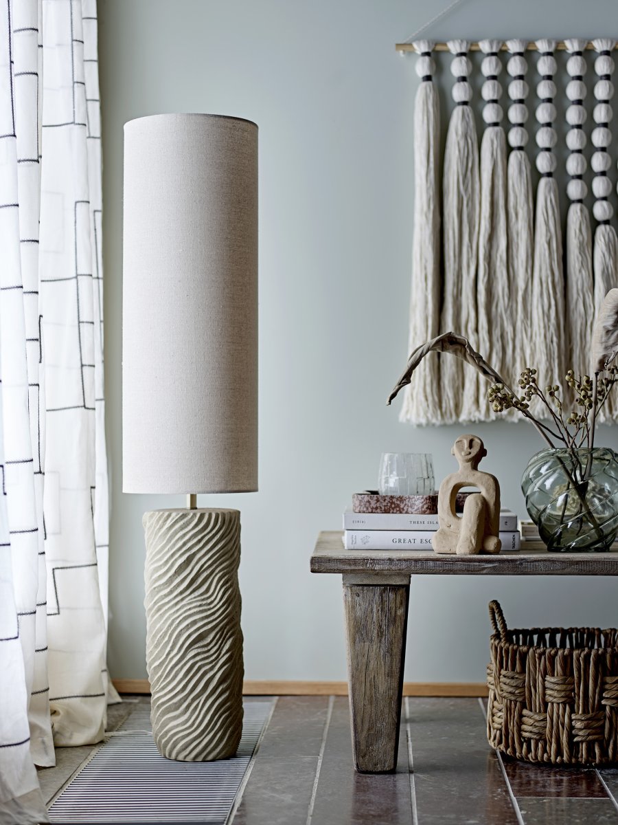 Payah Beige lampadaire De Bloomingville - Id&eacute;al pour &eacute;clairer les coins sombres et cr&eacute;er une atmosph&egrave;re chaleureuse et accueillante dans le salon, la chambre ou le couloir.