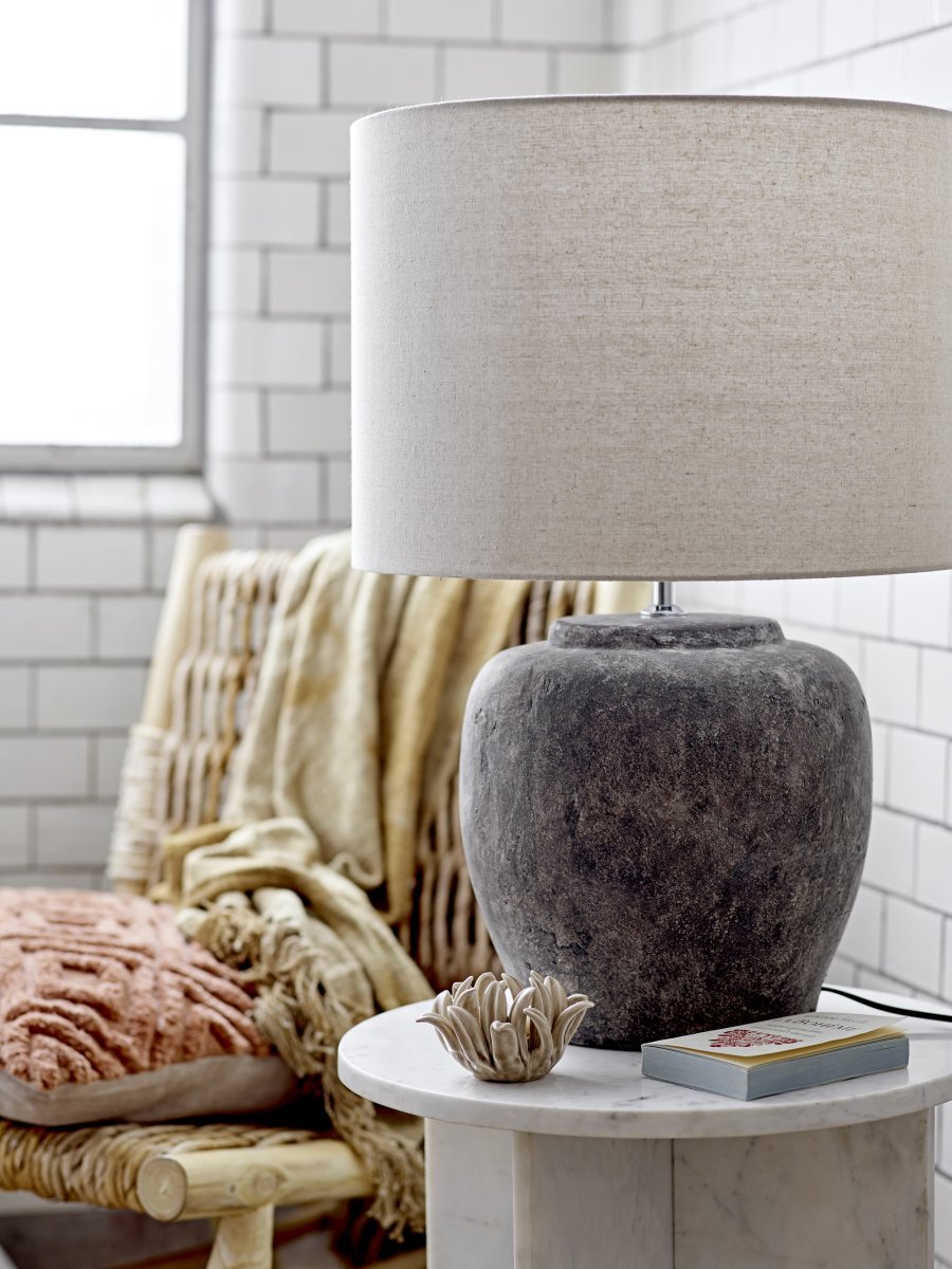 Isabelle 62cm Gris foncé lampe de table De Bloomingville - La lampe de table Isabelle de Bloomingville pr&eacute;sente un magnifique pied en gr&egrave;s au style rustique et vintage qui apporte chaleur et caract&egrave;re &agrave; n'importe quelle pi&egrave;ce.