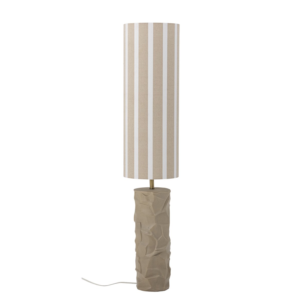  Jani Brun lampadaire De Bloomingville - Son pied pr&eacute;sente une texture organique qui ajoute profondeur et caract&egrave;re, tandis que la palette de couleurs neutres cr&eacute;e une ambiance apaisante et naturelle.