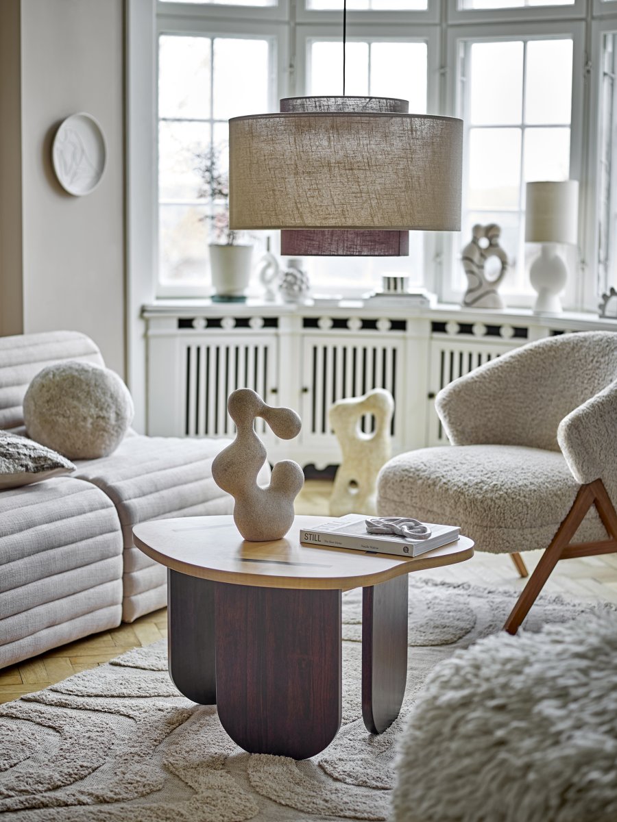 Janica Ø60 Brun suspension De Bloomingville - Cette suspension id&eacute;ale apporte chaleur et &eacute;l&eacute;gance simple au salon, &agrave; la chambre ou &agrave; la salle &agrave; manger, tout en sobri&eacute;t&eacute; et en &eacute;l&eacute;gance.